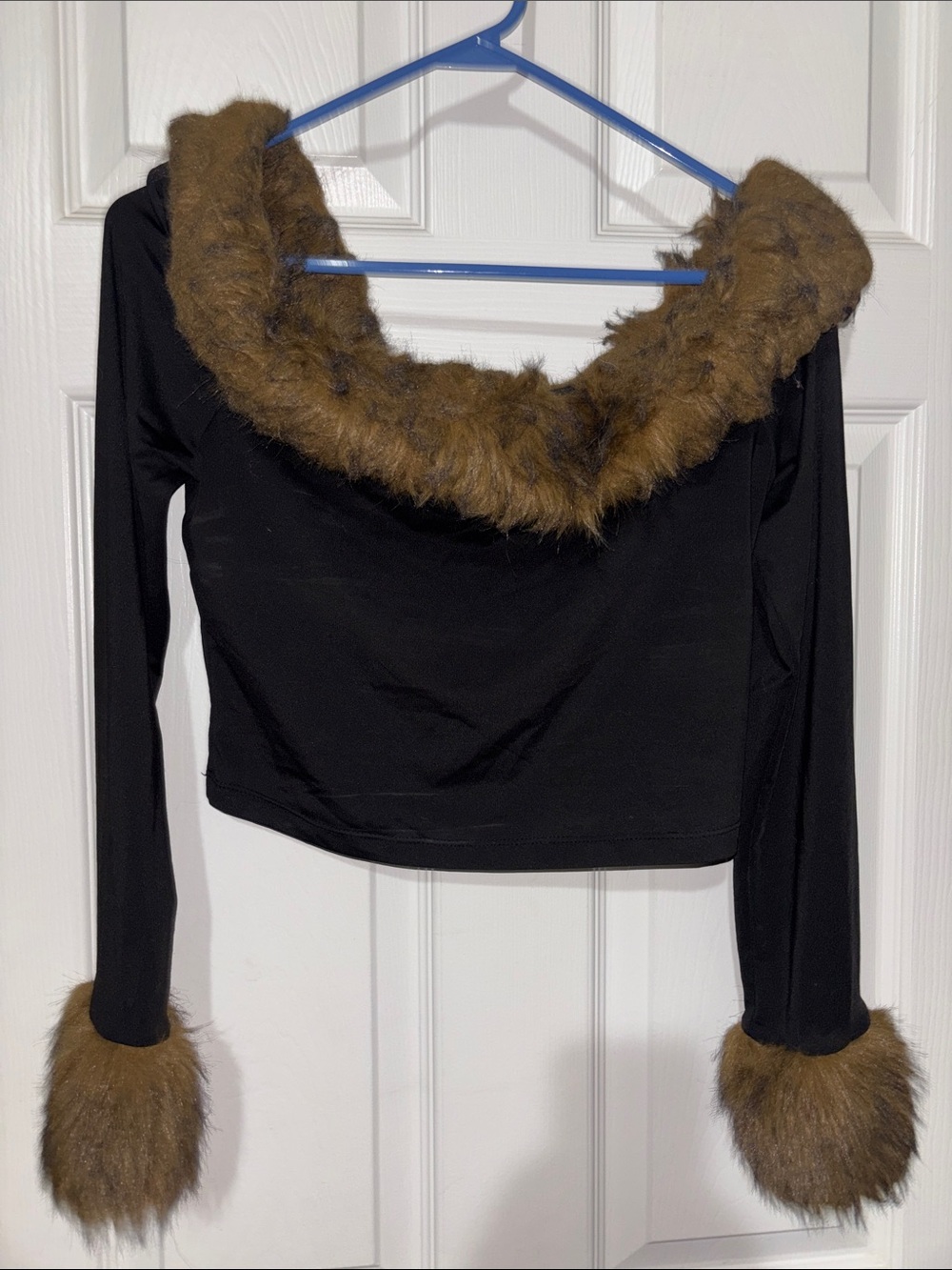 SHEIN Black Off-Shoulder Sweater with Brown Faux Fur Trim